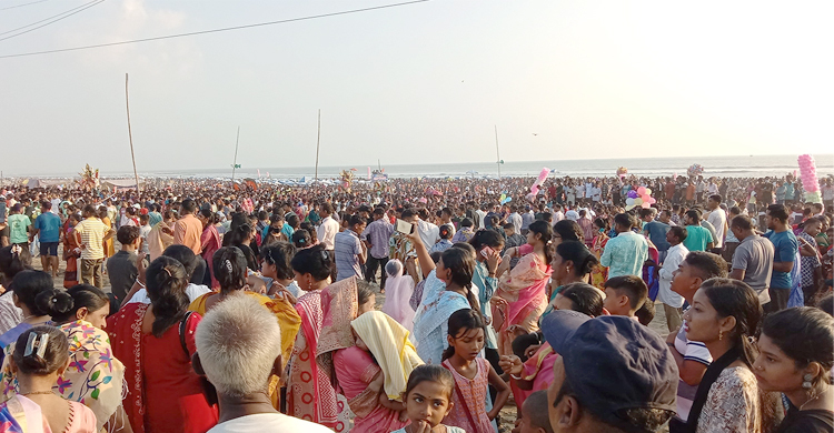 সমুদ্র সৈকতে লাখো চোখের পানিতে প্রতিমা বিসর্জন