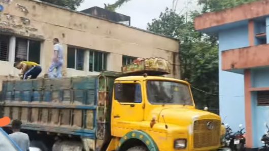 বিছানাকান্দি পাথর হরিলুট : ট্রাকসহ চালক-হেলপার আটক