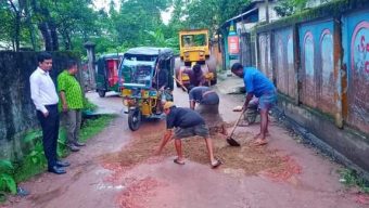 কুলাউড়ায় পৌরসভার বেহাল সড়কের সংস্কার করলেন প্রশাসক