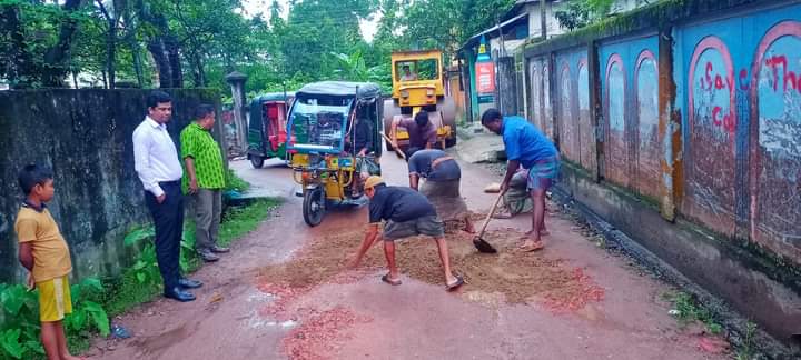 কুলাউড়ায় পৌরসভার বেহাল সড়কের সংস্কার করলেন প্রশাসক