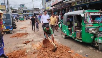 পূজায় নতুন রূপ পাচ্ছে  কুলাউড়ার সড়ক