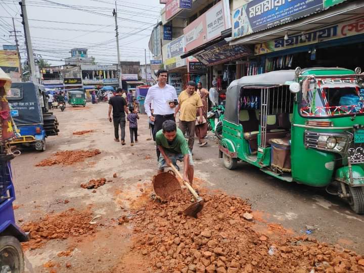 পূজায় নতুন রূপ পাচ্ছে  কুলাউড়ার সড়ক