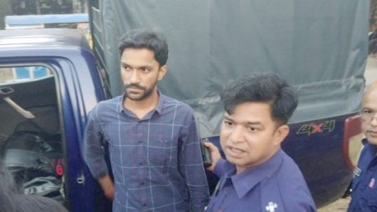 বাথরুমে লুকিয়েও রক্ষা পেলেন না ছা ত্র লী গ নেতা