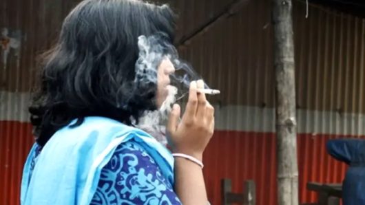 প্রকাশ্যে ধূমপান করার অভি*যোগে দুই নারী গ্রে প্তা র
