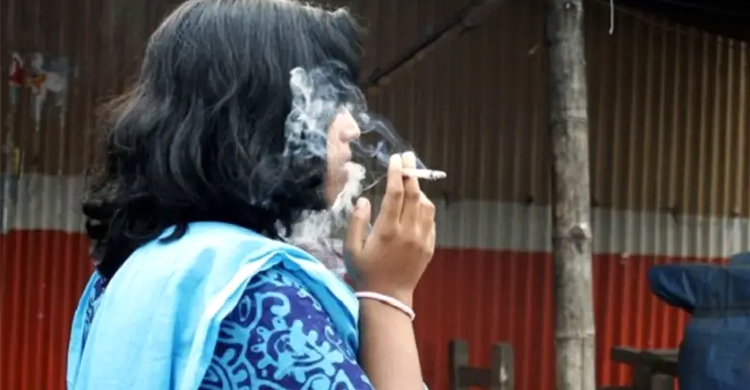 প্রকাশ্যে ধূমপান করার অভি*যোগে দুই নারী গ্রে প্তা র