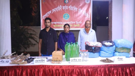 গোলাপগঞ্জে সেনাবাহিনীর অভিযানে মাদকদ্রব্য ও দেশীয় অস্ত্র সহ গ্রেপ্তার ৩