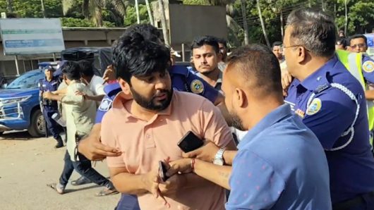 অ ব হে লা য় রোগীর মৃ*ত্যুর অ ভি যো গ, চিকিৎসককে গণধো*লাই