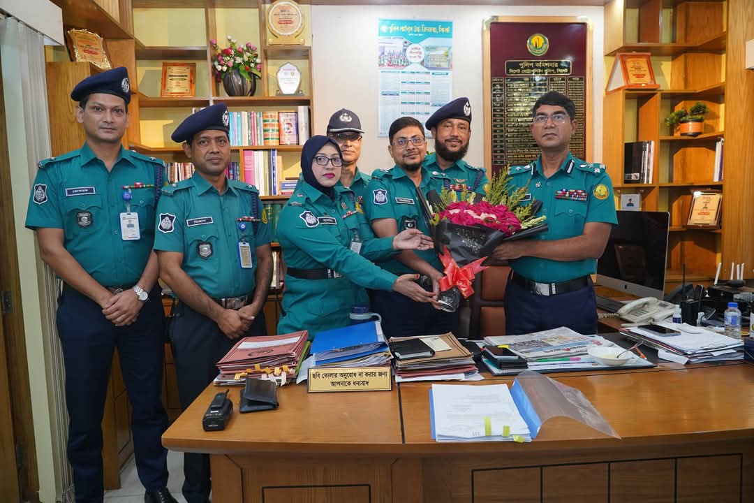 পদোন্নতি ও ফুলেল শুভেচ্ছা ভালোবাসায় সিক্ত এসএমপি কমিশনার