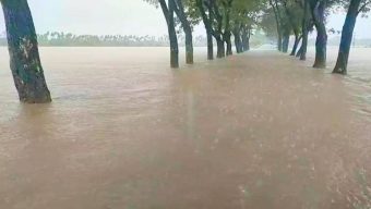 ভারী বর্ষণ আর ভারত থেকে নেমে আসা উজানি ঢলে ডুবছে সিলেট