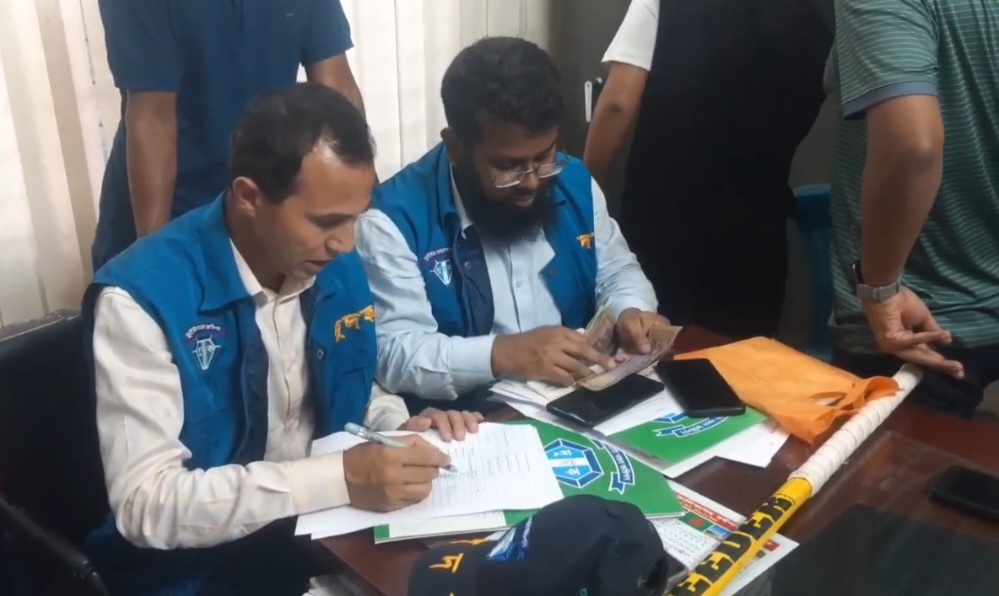 সিলেট বিআরটিএ অফিসে দুদকের অভিযান : মোবাইল ফোন ও ব্ল্যাংক চেক জব্দ