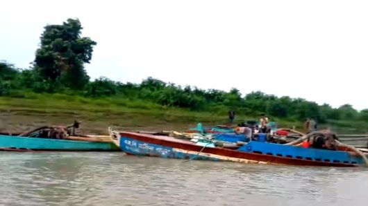 ড্রেজার দিয়ে বালু উত্তোলন, ধ্বংসের মুখে রাতারগুল সোয়াম্প ফরেস্ট