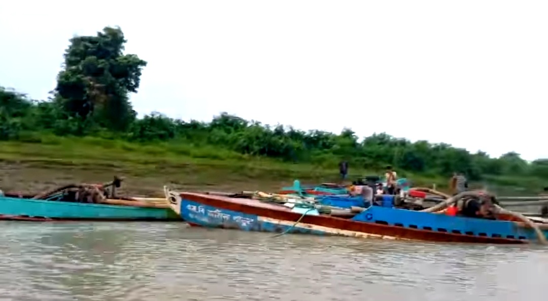 ড্রেজার দিয়ে বালু উত্তোলন, ধ্বংসের মুখে রাতারগুল সোয়াম্প ফরেস্ট