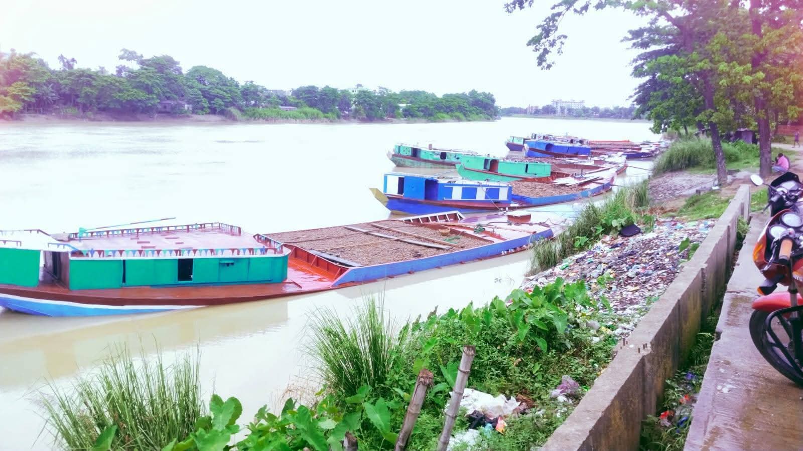 আদালত নিষেধাজ্ঞা উপেক্ষা করে পাথর পাচার, গোটাটিকরে জনতার হস্তক্ষেপে ৯ নৌকা আটক