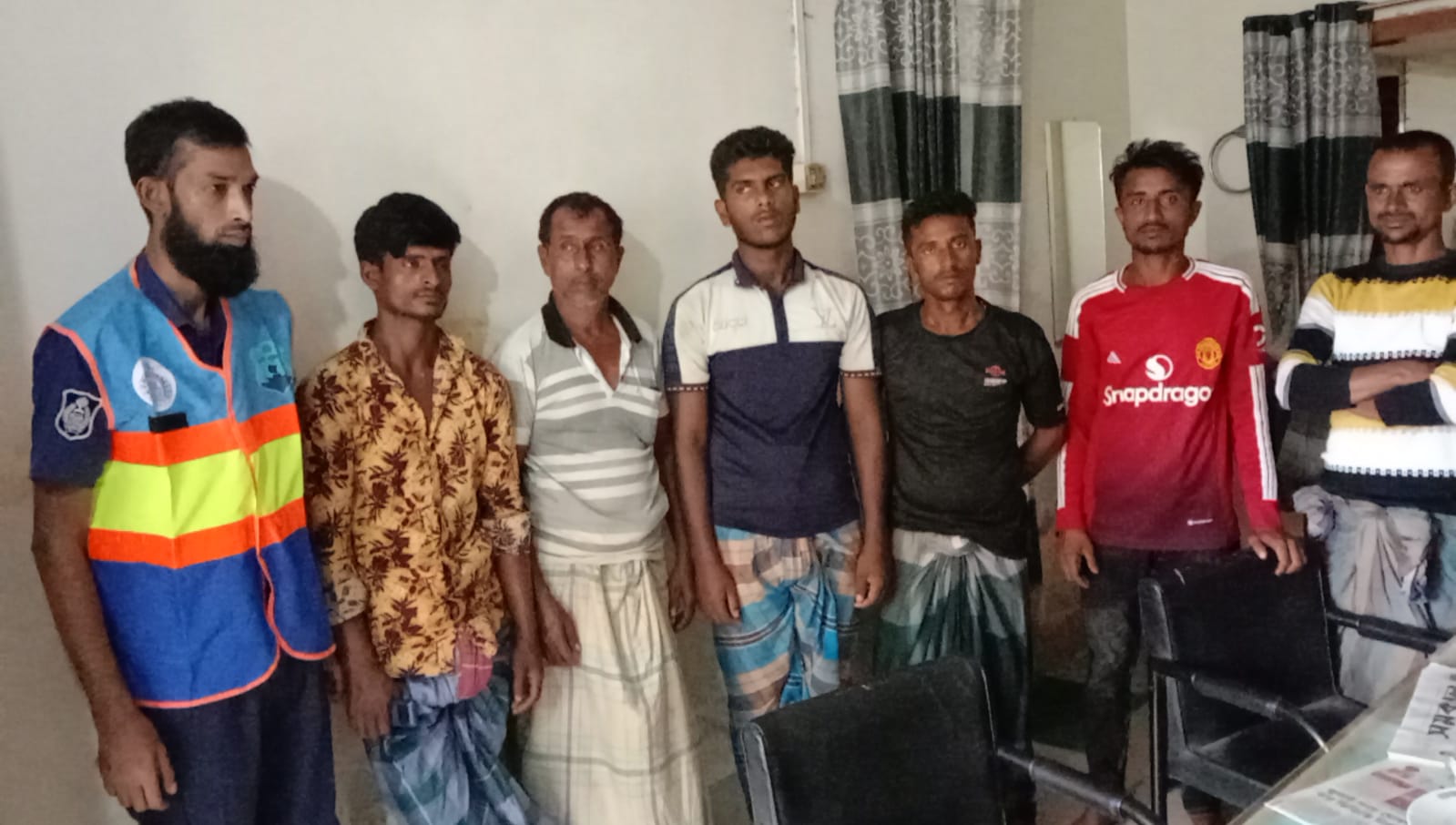 ছাতকে নৌপথে যৌথ বাহিনীর অভিযান: ৯টি বালুবোঝাই নৌকা জব্দ, আটক ৭