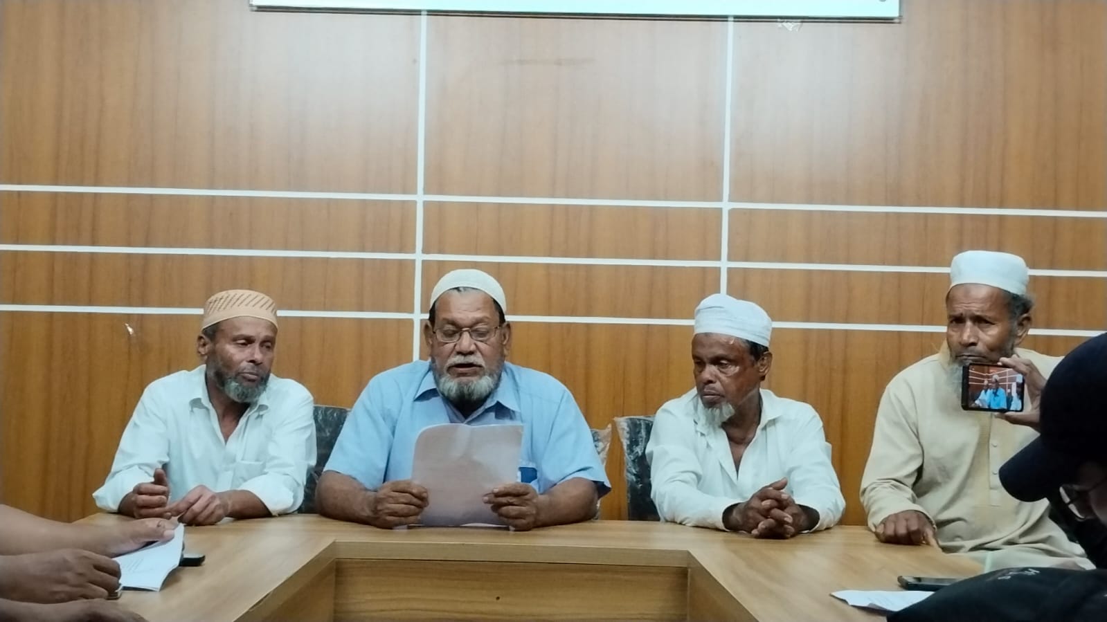 চাঁদাবাজ সন্ত্রাসীদের কবল থেকে রক্ষার দাবি এলাকাবাসীর