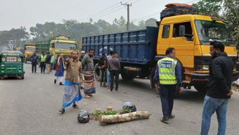 তামাবিল সড়কে ট্রাক-মোটরসাইকেল সং ঘ র্ষে নি হ ত ১