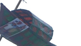 রাস্তার মুড়ে বাঁশের মাথায় নৌকা ঝুলানো আ.লীগ কর্মী গ্রে ফ তা র