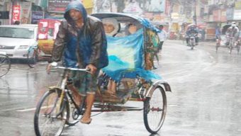 সিলেটে আষাঢ়ের টানা বৃষ্টি, দিনভর ভোগান্তি পোহাচ্ছে মানুষ