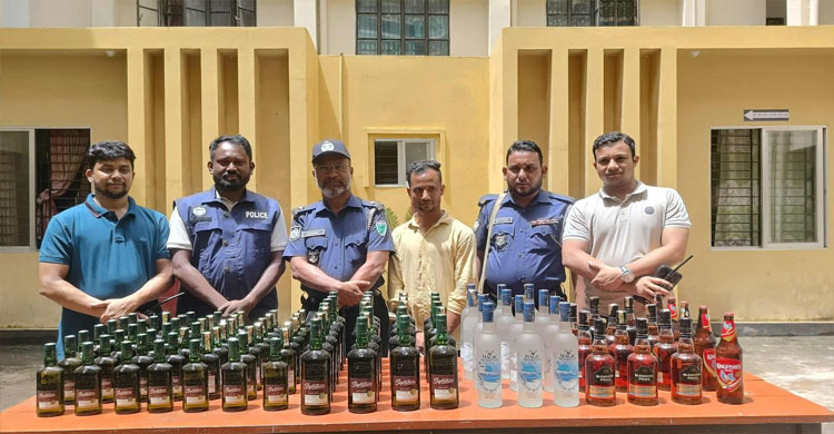 গোয়াইনঘাটে বিপুল পরিমাণ ম দ সহ গ্রে ফ তা র-১ প্রাইভেট কার জব্দ