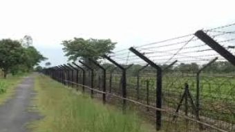 কুলাউড়া সী মা ন্তে ৩ বাংলাদেশীকে ধরে নিয়ে গেল বি এস এফ