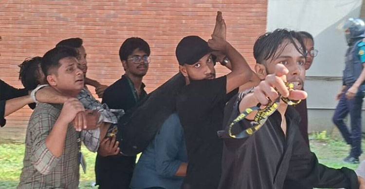 সচিবালয়ের সামনে পুলিশ-শিক্ষার্থী সংঘর্ষে আহত হয়ে ঢামেকে ৮০