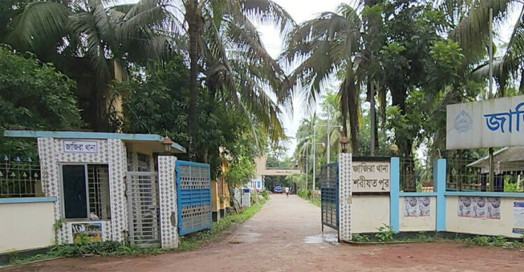 জাজিরায় পারিবারিক কলহে স্ত্রীকে কু পি য়ে হ ত্যা, স্বামী আ ট ক