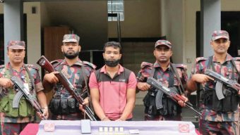 ভারতে পাচারকালে ৫ স্বর্ণের বারসহ আ ট ক ১
