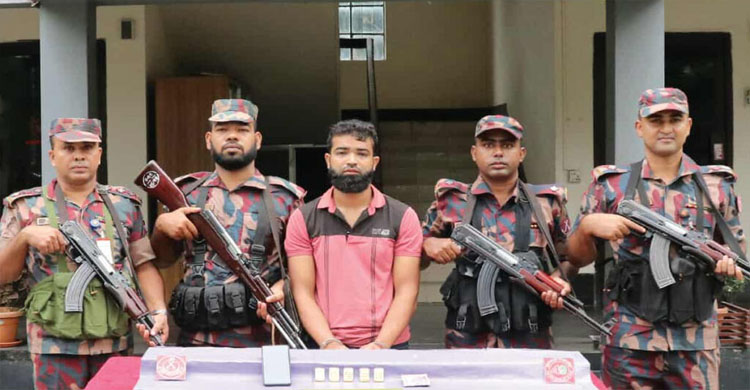 ভারতে পাচারকালে ৫ স্বর্ণের বারসহ আ ট ক ১