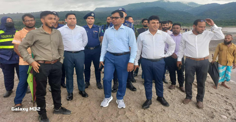 নতুন জেলা প্রশাসক পরিদর্শন করলেন আলোচিত সাদা পাথর
