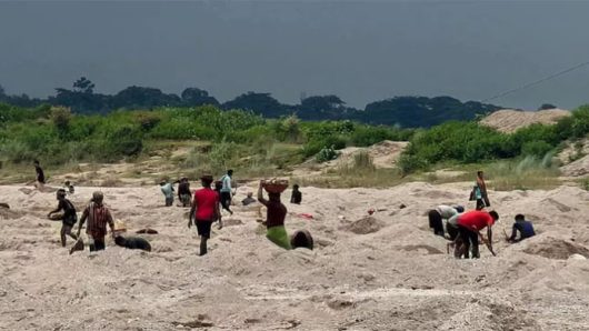 পাথরলুটের কমিশন পেতেন ডি সি-এস পি