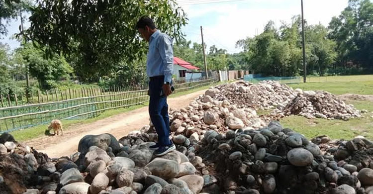 গোয়াইনঘাটে লুকিয়ে রাখা ২৫০০ হাজার ঘনফুট সাদা পাথর জ*ব্দ