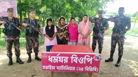 অবৈধভাবে ভারত যাওয়ার সময় আ ট ক ৪ নারী