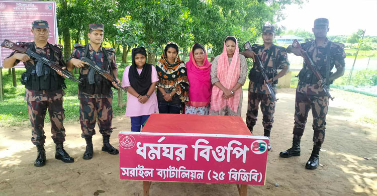 অবৈধভাবে ভারত যাওয়ার সময় আ ট ক ৪ নারী