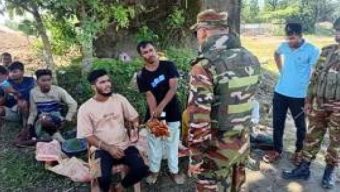 যৌথ বাহিনীর অভিযানে সালুটিকর মাটির নিচ থেকে পাথর উদ্ধার, আ ট ক ২