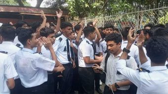 উপাধ্যক্ষের অপসারণসহ ৫ দাবিতে স্কলার্সহোমে শিক্ষার্থীদের বি*ক্ষোভ