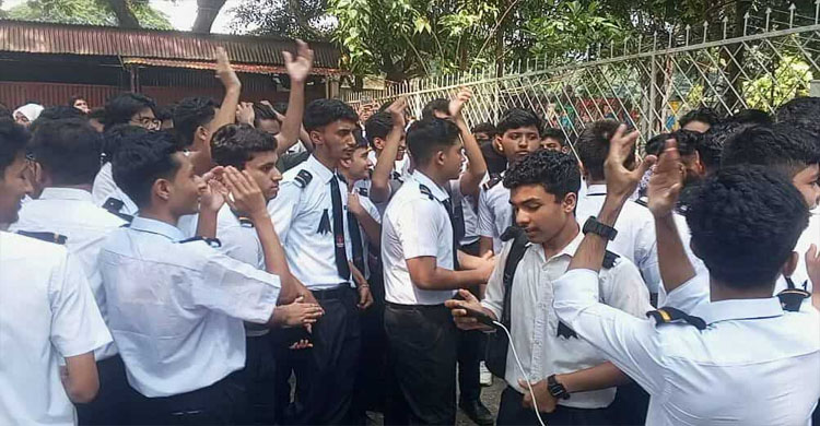 উপাধ্যক্ষের অপসারণসহ ৫ দাবিতে স্কলার্সহোমে শিক্ষার্থীদের বি*ক্ষোভ