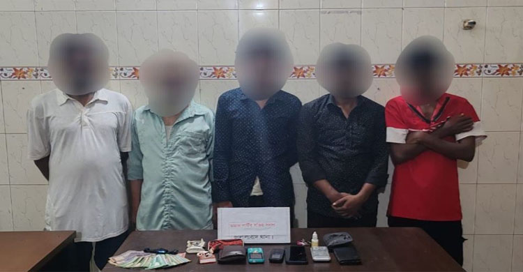 নগরীতে অজ্ঞান পার্টির ৫ সদস্য আ ট ক