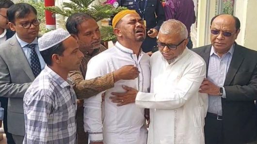 প্রবাসী আলীর ম র দে হ বাড়িতে নিয়ে গেলেন মন্ত্রী আরিফ