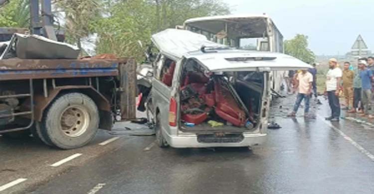 বাস–মাইক্রোবাস সংঘর্ষে নি হ ত ১৩ জনের মধ্যে আছেন বর-কনেও
