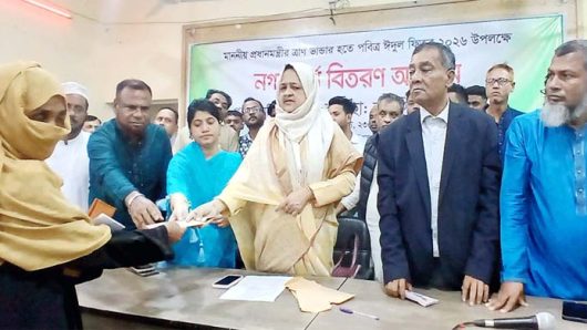 বিশ্বনাথে প্রধানমন্ত্রীর ত্রাণ ভান্ডারের নগদ অর্থ বিতরণ করলেন এমপি লুনা