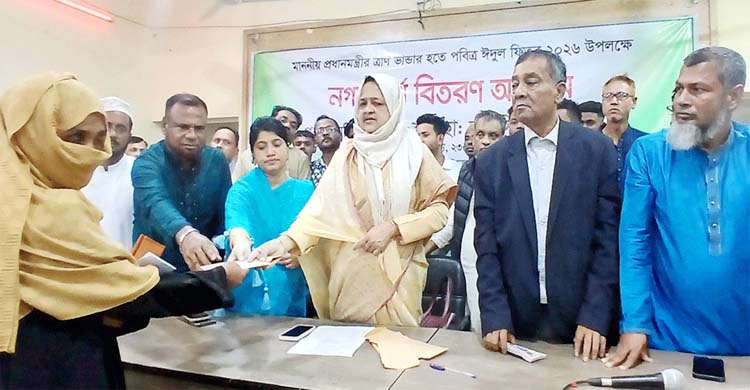 বিশ্বনাথে প্রধানমন্ত্রীর ত্রাণ ভান্ডারের নগদ অর্থ বিতরণ করলেন এমপি লুনা