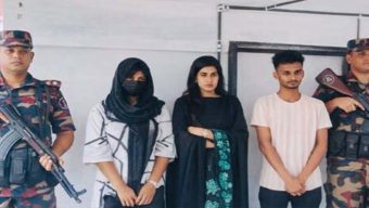 সীমান্ত পথে পাচারকালে দুই তরুণীসহ দালাল আ ট ক