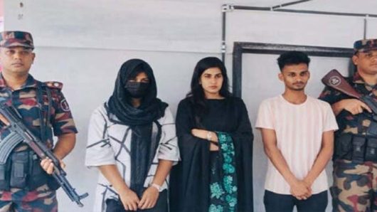 সীমান্ত পথে পাচারকালে দুই তরুণীসহ দালাল আ ট ক