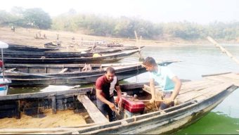 জৈন্তাপুরে অবৈধভাবে বালু উত্তোলনে ১০ নৌকা ধ্বং*স, একজন কা রা দ ণ্ড