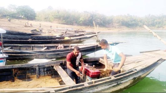 জৈন্তাপুরে অবৈধভাবে বালু উত্তোলনে ১০ নৌকা ধ্বং*স, একজন কা রা দ ণ্ড