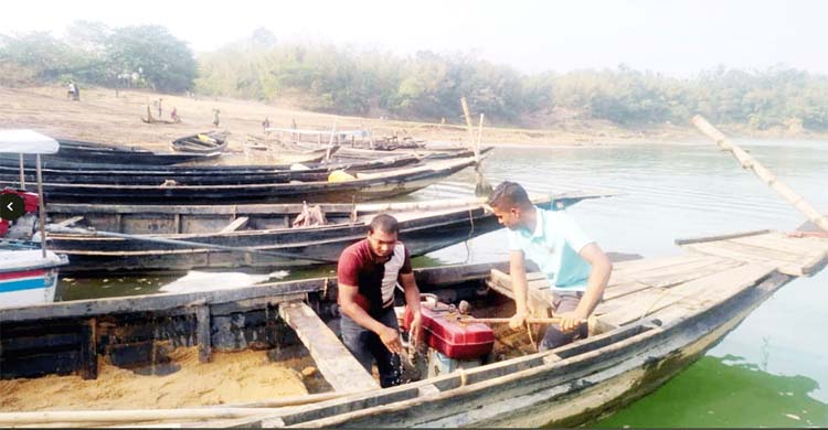 জৈন্তাপুরে অবৈধভাবে বালু উত্তোলনে ১০ নৌকা ধ্বং*স, একজন কা রা দ ণ্ড