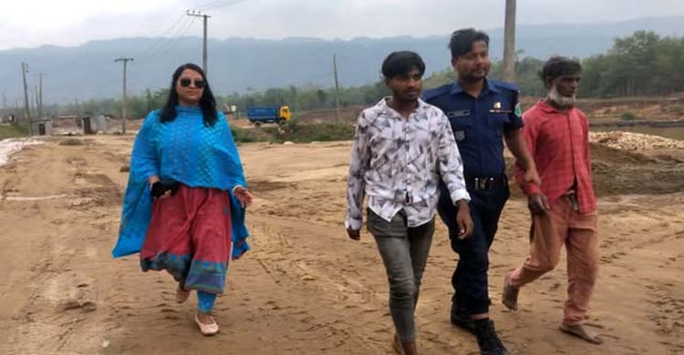 জৈন্তাপুরে মোবাইল কোর্টে অভিযান: ২টি ইঞ্জিনচালিত নৌকা ধ্বংস, ২জনকে কা রা দ ণ্ড