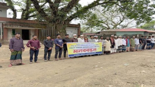 গোয়াইনঘাটে উপসহকারী ভূমি কর্মকর্তা কে অপসারণের দাবীতে মানববন্ধন