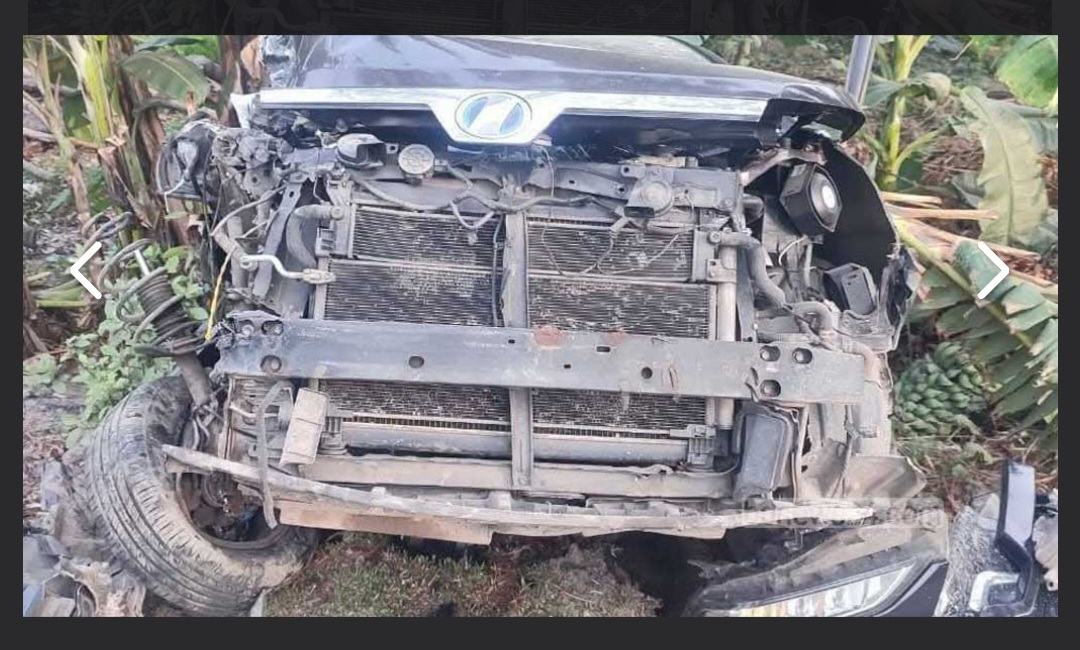 ট্রাকের ধাক্কায় দুমড়ে-মুচড়ে গেল সাংসদের গাড়ি, অল্পের জন্য রক্ষা