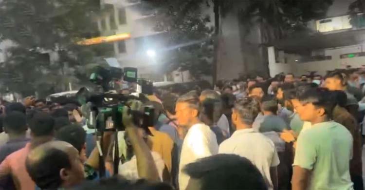 ঢামেকে ডাক্তারদের সঙ্গে শিক্ষার্থীদের সংঘর্ষ, জরুরি সেবা বন্ধ